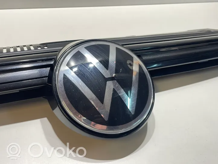 Volkswagen Golf VIII Etupuskurin ylempi jäähdytinsäleikkö 5H0853601G
