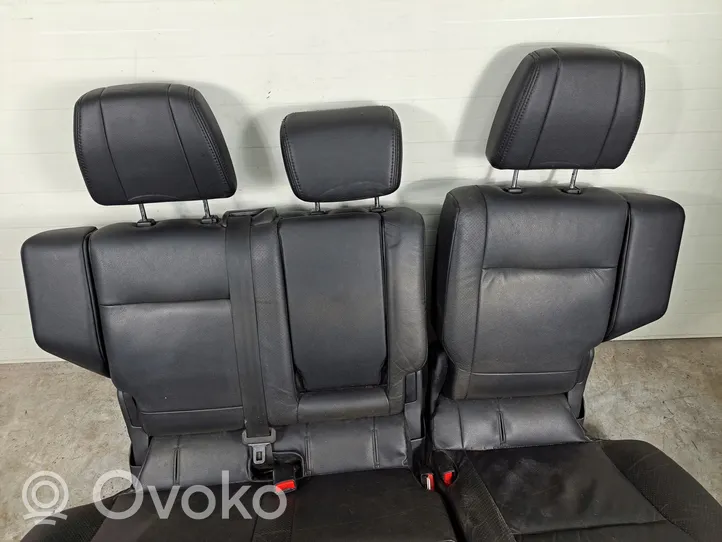 Mitsubishi Pajero Second row seats 