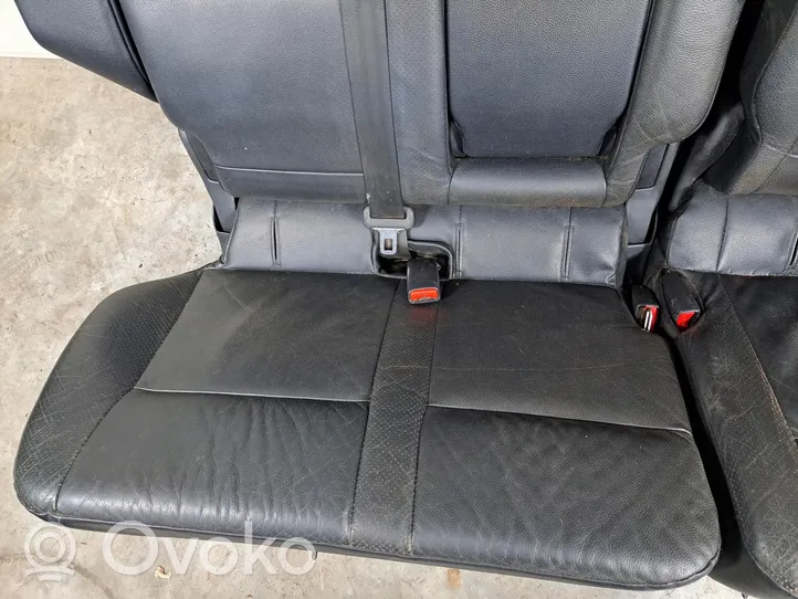 Mitsubishi Pajero Second row seats 