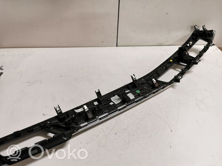 BMW X1 F48 F49 Kojelaudan hansikaslokeron lista 9332456