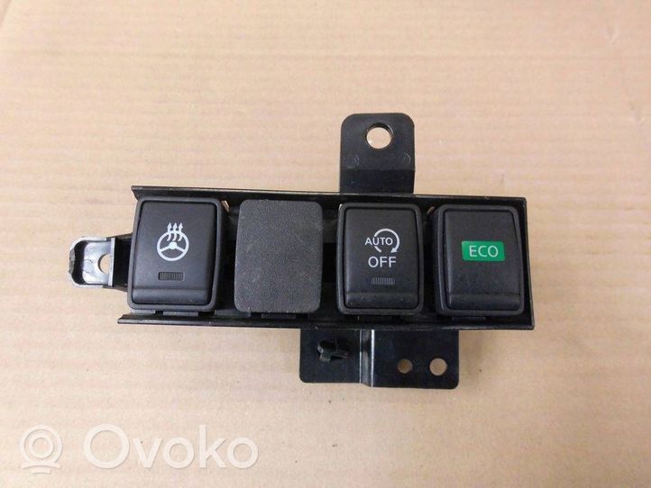 Nissan X-Trail T32 Steering wheel buttons/switches 251935HK0A