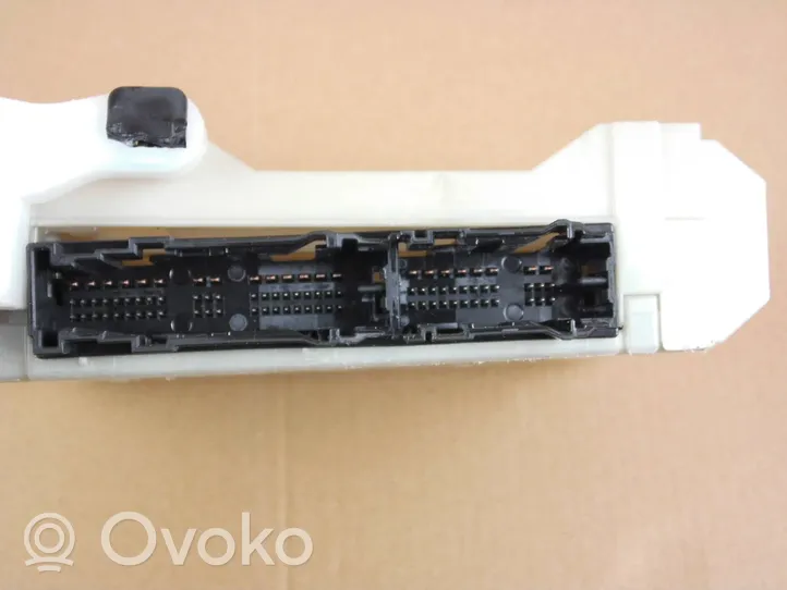 Toyota Prius (XW50) Module de fusibles 8273047560