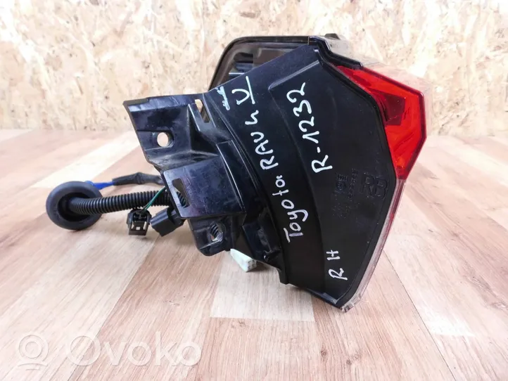 Toyota RAV 4 (XA50) Lampy tylnej klapy bagażnika 8155042230