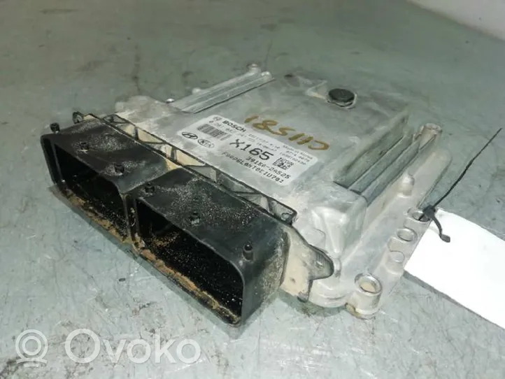 KIA Carens III Dzinēja vadības bloks 0281032241