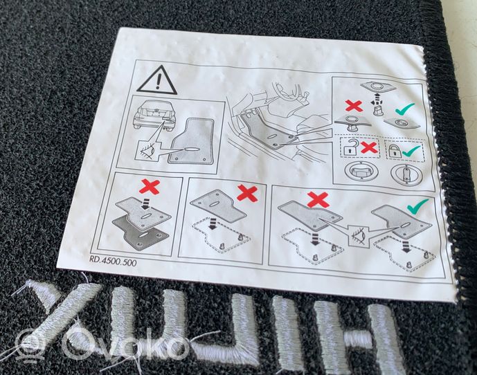 Toyota Hilux (AN120, AN130) Kit tapis de sol auto PW2100K002