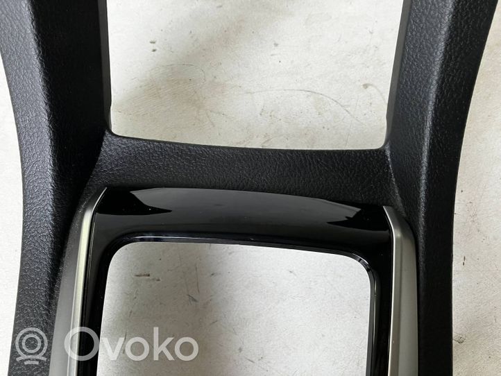 Toyota Corolla E160 E170 Panel gniazda zapalniczki przedniej tunelu środkowego 5882102700