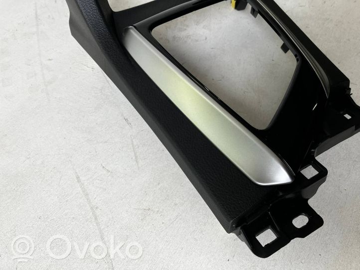 Toyota Corolla E160 E170 Panel gniazda zapalniczki przedniej tunelu środkowego 5882102700