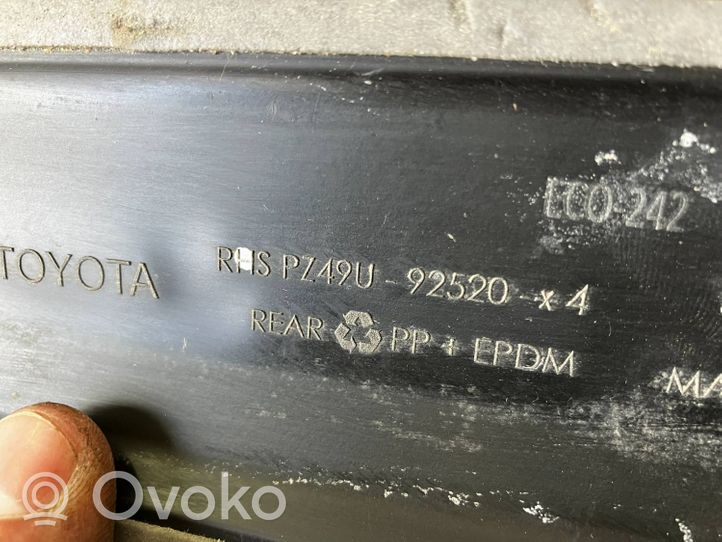 Toyota Yaris Aizmugurē durvju dekoratīvā apdare (moldings) 7749092520