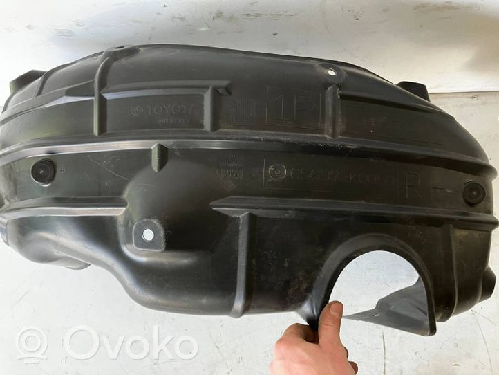 Toyota Yaris XP210 Rivestimento paraspruzzi parafango posteriore 65637k0050