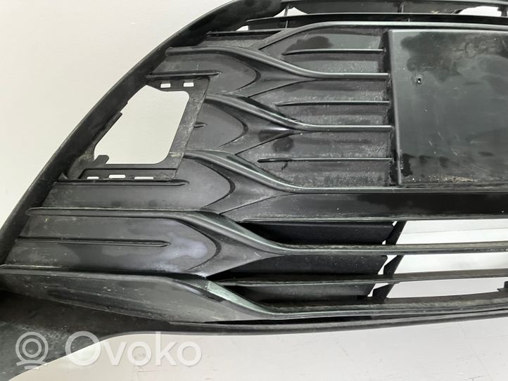 Toyota Yaris Grotelės viršutinės 531020D120