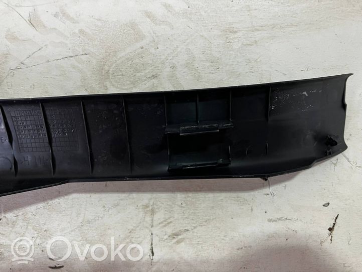 Toyota Auris E180 Takaoven kynnyksen suojalista 6791802300