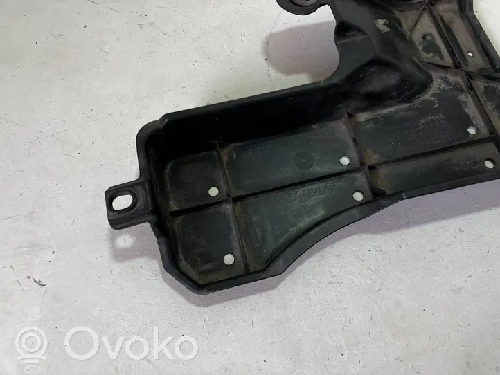 Toyota Auris E180 Osłona tylna podwozia 5762702090