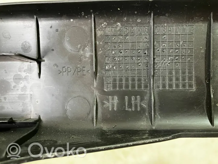 Toyota Auris E180 Takaoven kynnyksen suojalista 6791802300