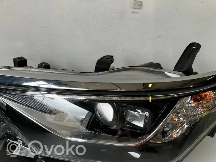 Toyota Auris E180 Lampa przednia 