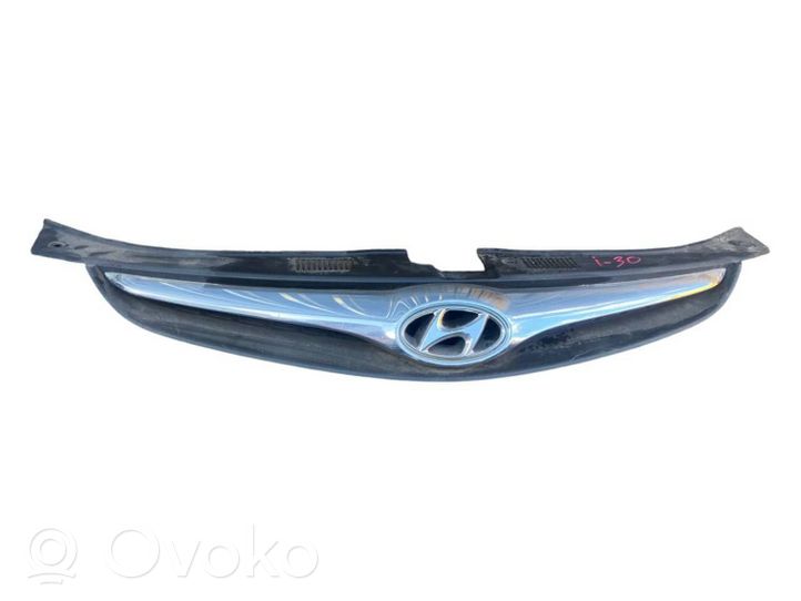 Hyundai i30 Etupuskurin ylempi jäähdytinsäleikkö 863518R500