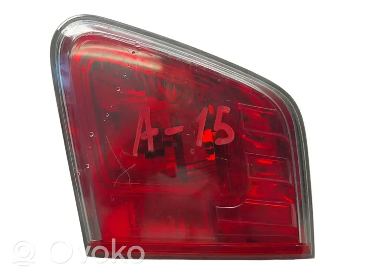 Toyota Avensis T270 Lampy tylnej klapy bagażnika 08049