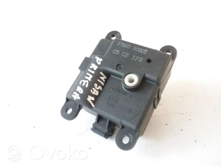 Nissan Primera Moteur / actionneur de volet de climatisation 3T04030820