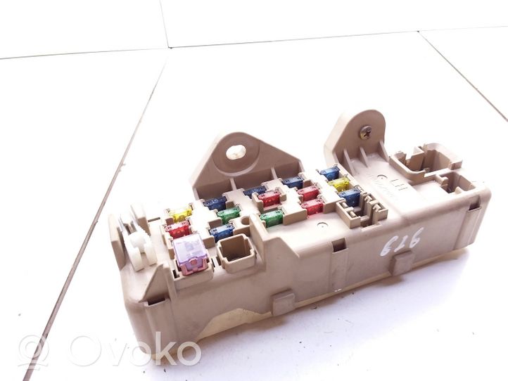 Mazda 323 Module de fusibles 1F260654