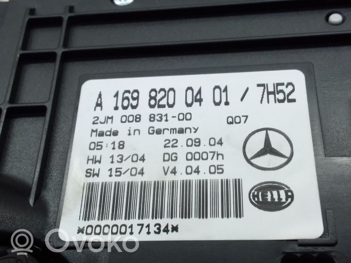 Mercedes-Benz A W169 Фонарь освещения передних мест A1698200401