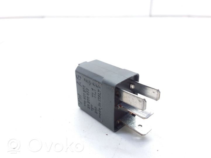 Volkswagen Golf VI Hazard warning light relay 29200077