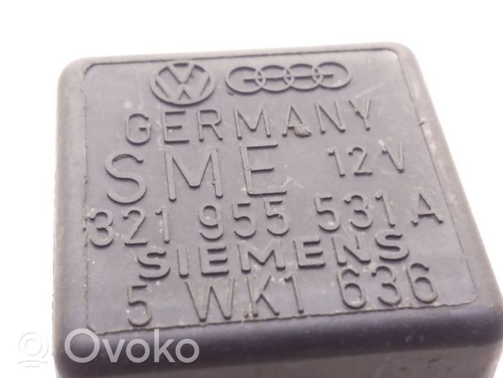 Volkswagen PASSAT B3 Hätävilkun rele 321955531A