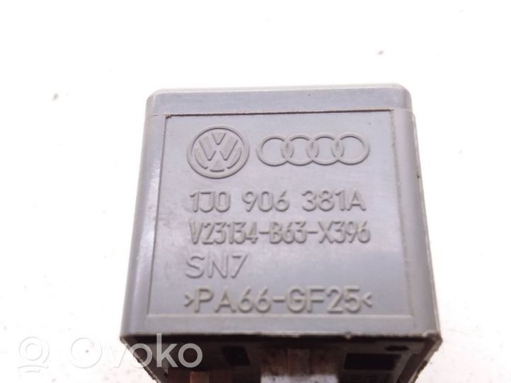 Volkswagen Golf III Relais de commutateur feux de détresse 1J0906381B