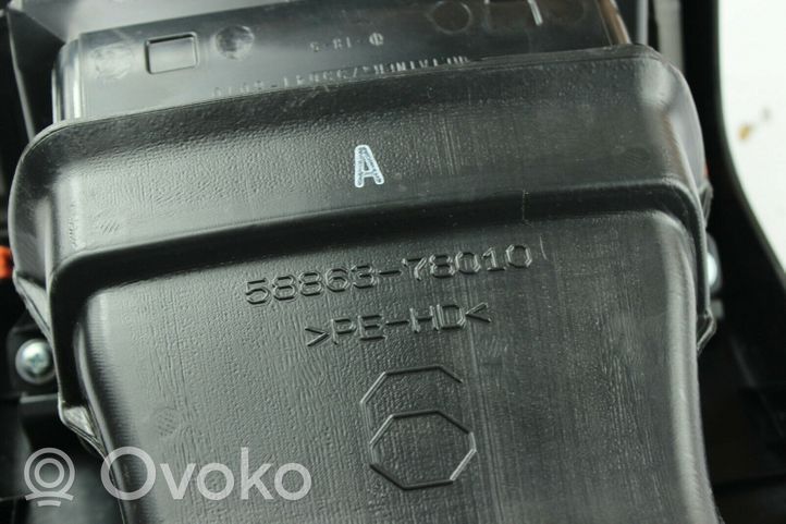 Lexus NX Takaosan ilmakanavan tuuletussuuttimen ritilä 5886378010