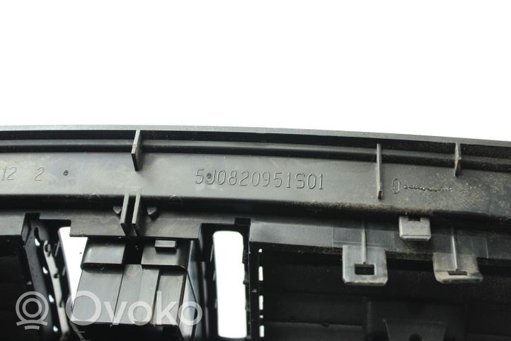 Skoda Fabia Mk3 (NJ) Dysze / Kratki środkowego nawiewu deski rozdzielczej 5J0820951S