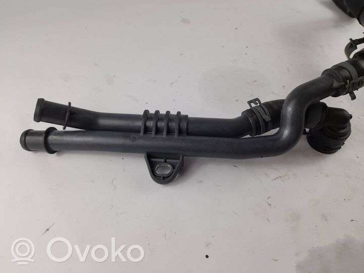 Volkswagen Golf VIII Tubo flessibile del liquido di raffreddamento del motore 3Q0121070S