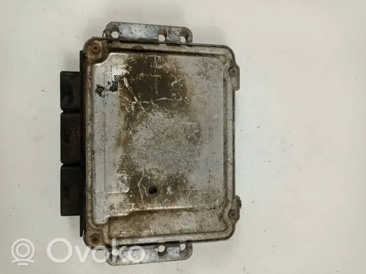 Renault Trafic II (X83) Calculateur moteur ECU 8200635663