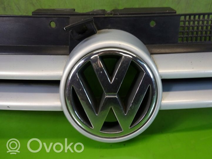 Volkswagen Golf IV Etupuskurin ylempi jäähdytinsäleikkö 1J0853651D