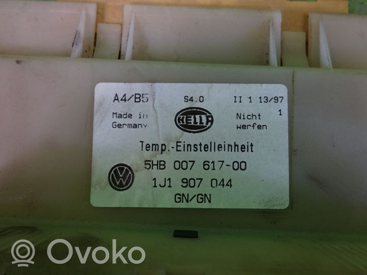 Volkswagen PASSAT B5 Ilmastointi-/lämmityslaitteen säätimen kehys 5HB007617