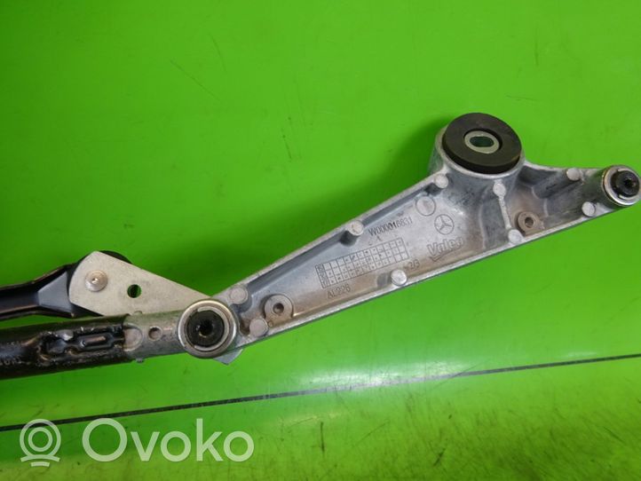 Infiniti Q30 Etupyyhkimen vivusto ja moottori A1769061800