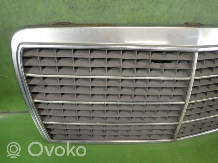 Mercedes-Benz E W124 Maskownica / Grill / Atrapa górna chłodnicy 