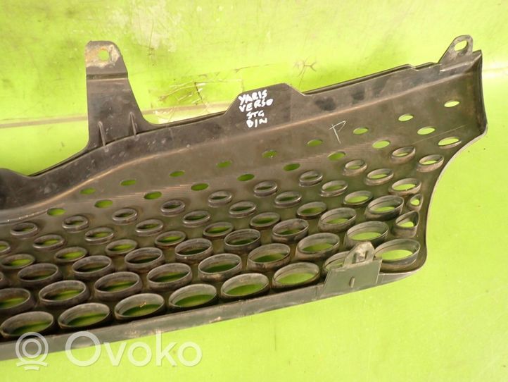 Toyota Yaris Etupuskurin ylempi jäähdytinsäleikkö 53111-52050