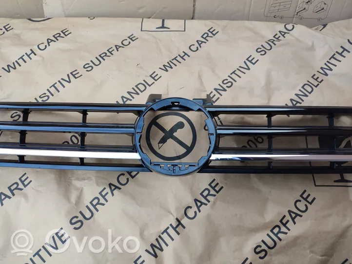 Volkswagen Touran III Grille calandre supérieure de pare-chocs avant 5TA853653B