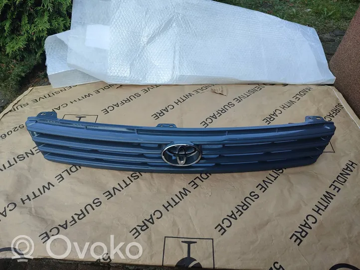 Toyota Hiace (H100) Griglia superiore del radiatore paraurti anteriore 5311126321