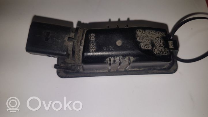 Volkswagen Amarok Lampa oświetlenia tylnej tablicy rejestracyjnej 1K8943021