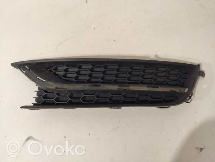 Volkswagen PASSAT B7 Etupuskurin alempi jäähdytinsäleikkö 561853665E