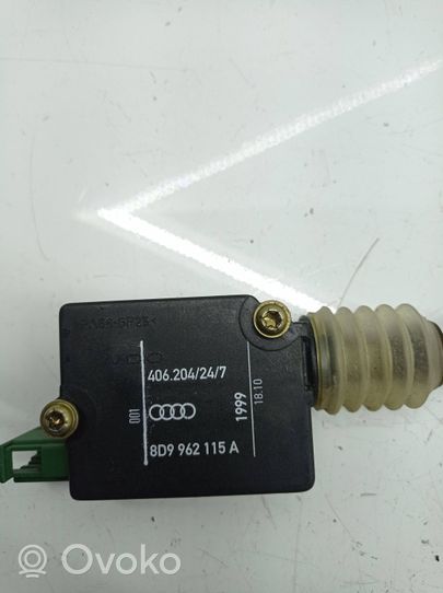 Audi A4 S4 B5 8D Serratura del tappo del serbatoio del carburante 8d996215a