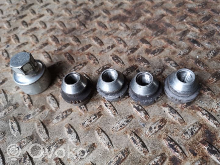 Ford Focus Anti-theft wheel nuts and lock 