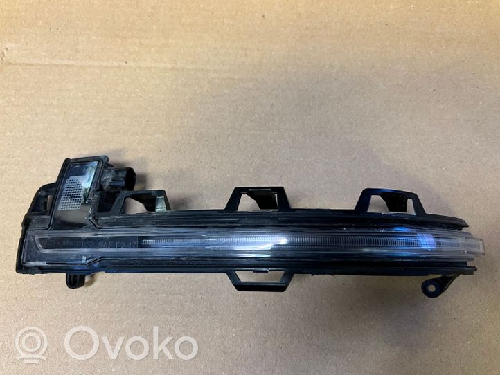 BMW X5 G05 Element lusterka bocznego drzwi przednich 63137441439