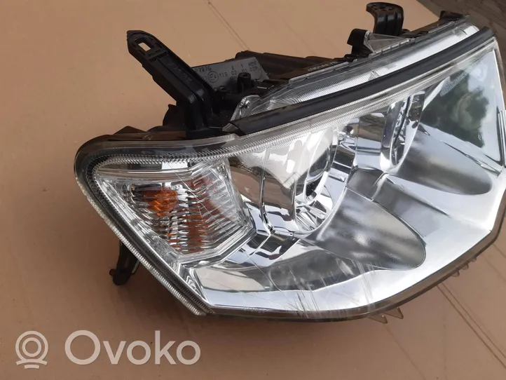 Mitsubishi Pajero Uchwyt / Mocowanie lampy przedniej 8301A878