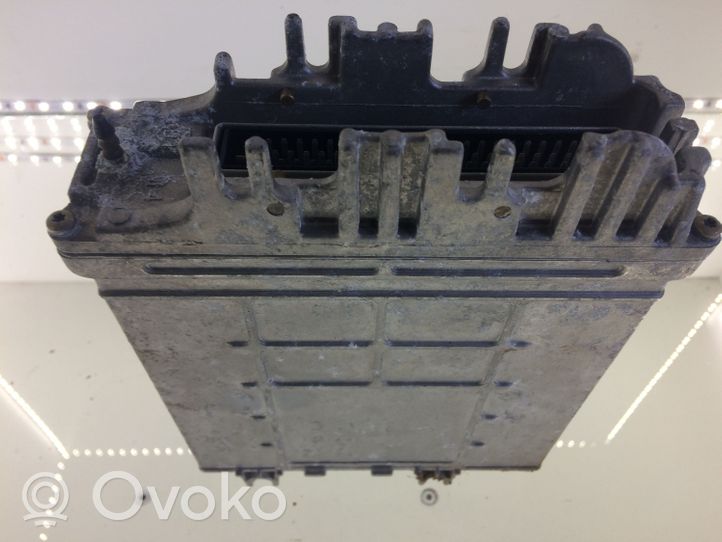 Audi A4 S4 B5 8D Variklio valdymo blokas 0281001553