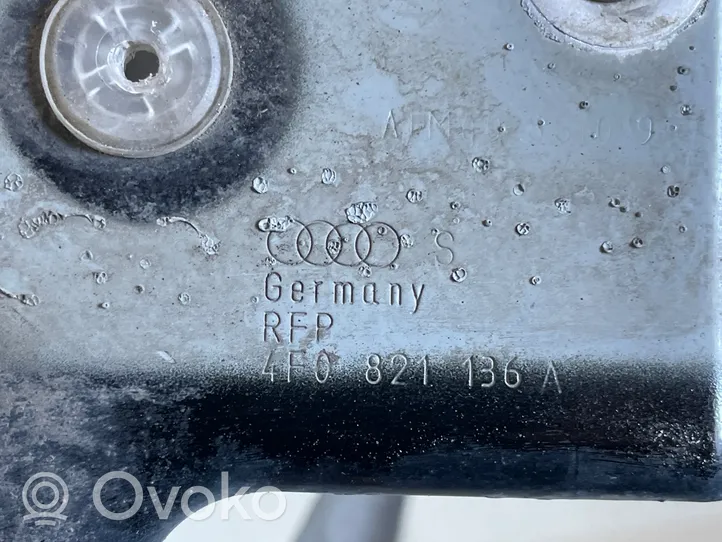 Audi A6 S6 C6 4F Soporte de montaje del guardabarros 4F0821136A