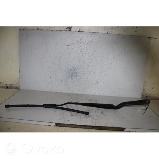 Renault Twingo III Front wiper blade arm 