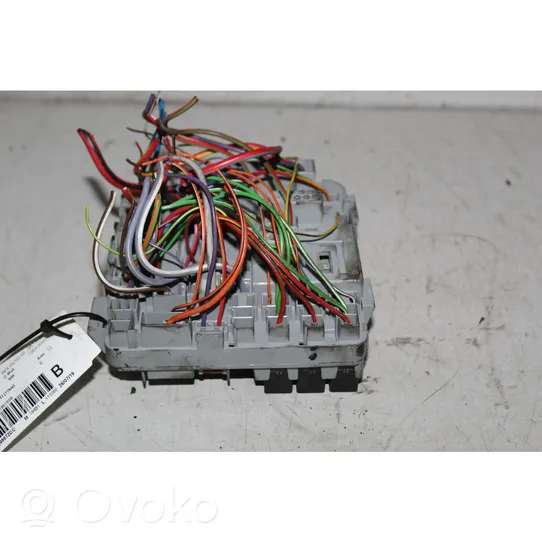 Opel Combo D Module de fusibles 