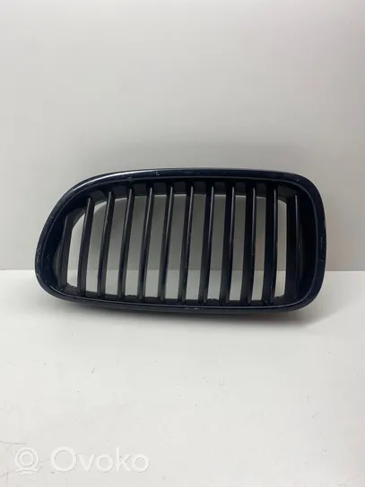 BMW 5 F10 F11 Grille calandre supérieure de pare-chocs avant 7200727