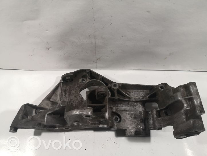 Volkswagen Golf IV Supporto del generatore/alternatore 038903143H