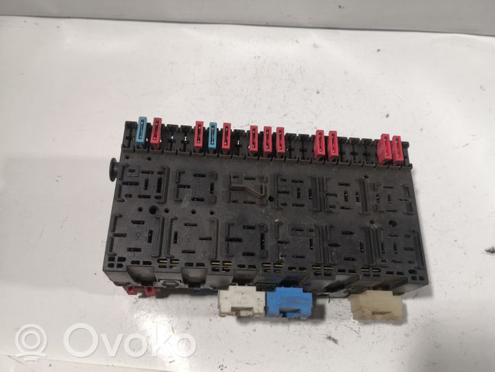 Volkswagen Golf III Module de fusibles 357937039